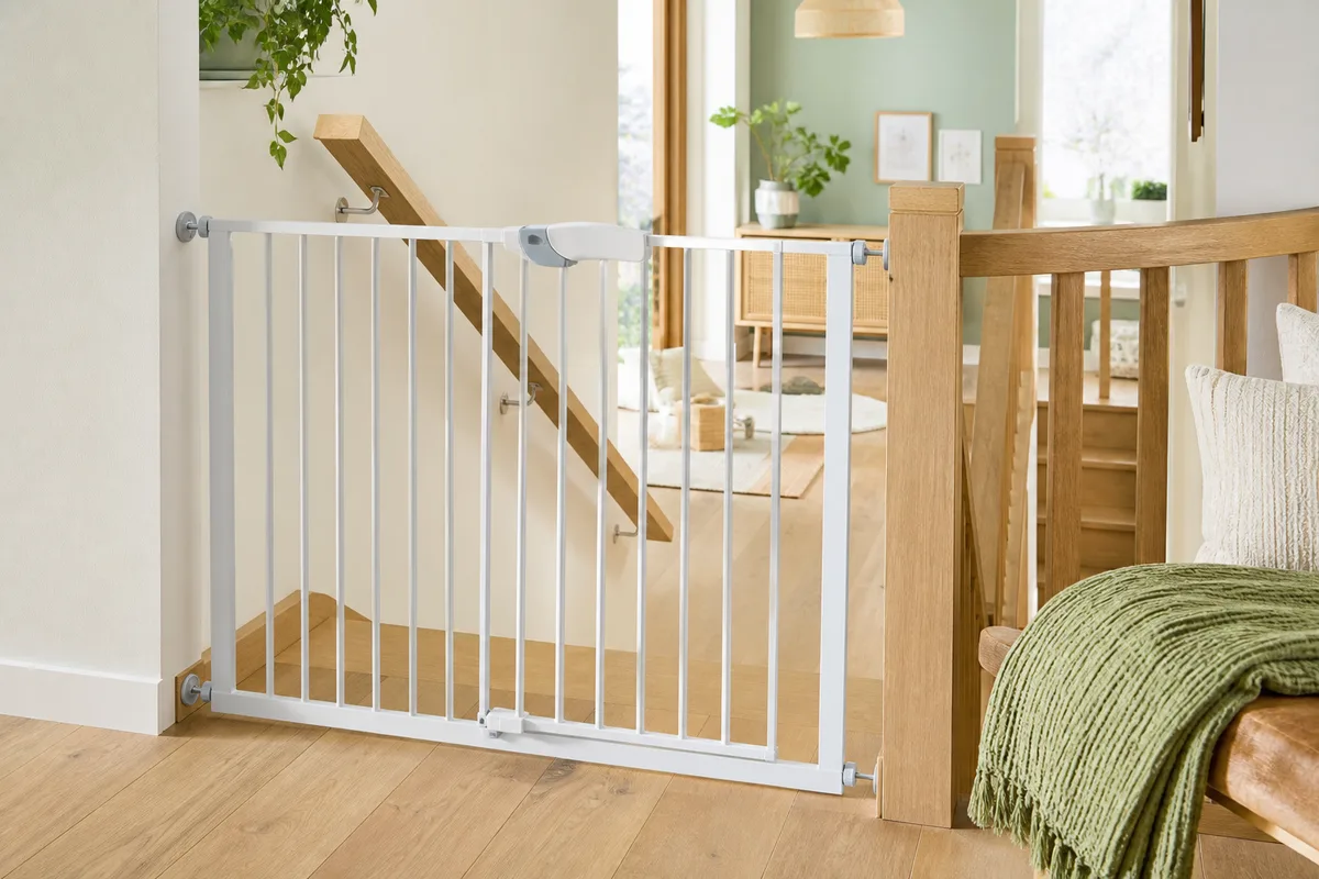Barrière de sécurité vissée installée en haut d&rsquo;un escalier en bois avec rampe